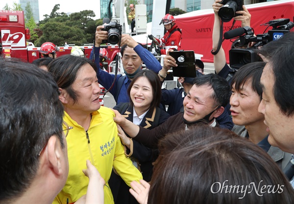 형제복지원 사건 진상규명 등을 위한 과거사법 처리를 요구하며 지난 5일부터 국회 의원회관에서 고공 농성을 하던 형제복지원 피해자 최승우씨가 7일 오후 농성을 풀고 지상으로 내려와, 법안처리를 약속한 미래통합당 김무성 의원 등과 인사하고 있다. 