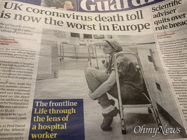 영국 일간신문 <가디언> 지난 6일치 신문 1면. 지난 5일 기준으로 영국의 코로나 19 사망자수가 이탈리아를 제치고 유럽에서 가장 높은 수치를 기록했다는 기사와 함께, 웨일스의 한 병원 노동자가 병원 복도의 이동식 철제운반기구에 쪼그려 앉아있는 사진을 실었다.