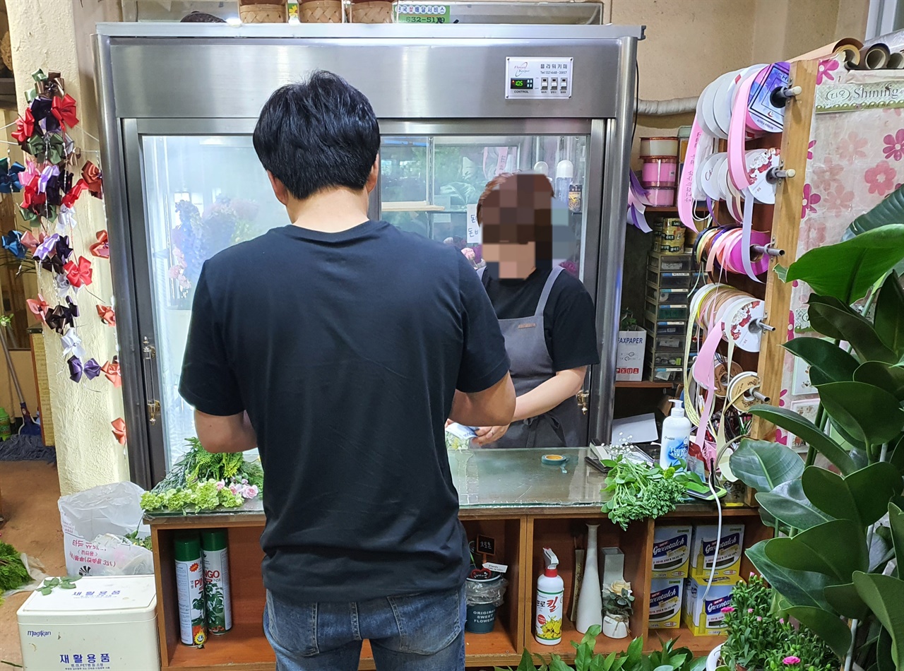어버이날인 8일 홍성의 꽃집에서 한 시민이 카네이션을 고르고 있다.