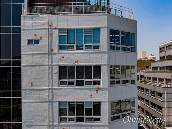광주 5.18민주화운동 당시 군 헬기의 사격으로 남아 있는 탄흔을 전일빌딩 외벽을 '복합문화공간 전일빌딩245'로 리모델링하며 알아보기 쉽게 주황색 테두리로 표시했다.