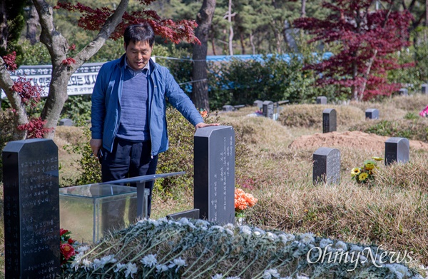평화봉사단 소속 팀 원버그를 기억하고 있는 이흥철씨가 지난 4월 28일 5.18 구묘역에 잠들어 있는 동료들의 묘를 찾아 생각에 잠겨 있다. 