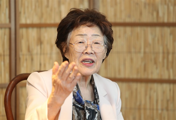 일본군 '위안부' 피해 생존자인 이용수 할머니가 지난 7일 오후 대구시 남구 한 찻집에서 열린 기자회견에서 수요집회를 없애야 한다고 주장하는 내용의 기자회견을 하고 있는 모습. 