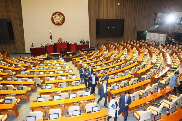  8일 국회 본회의장에서 열린 제377회 국회(임시회) 제4차 본회의에서 '대한민국헌법 개정안'이 의결정족수 부족으로 인한 투표불성립으로 폐기되자 투표에 참여한 의원들이 퇴장하고 있다.