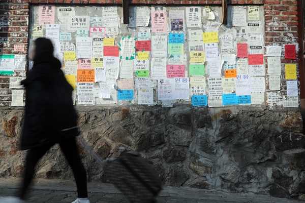 한 학생이 서울 동작구 흑석동 중앙대학교 앞에서 원룸, 하숙 등을 알리는 게시물 앞을 지나고 있다.