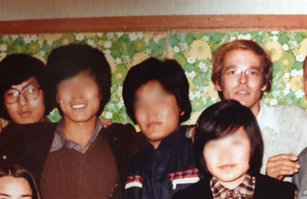 1980년 '광주자원봉사단'의 모습을 담은 사진 일부. 오른쪽 상단의 외국인이 평화봉사단 소속의 팀 원버그이고, 좌측 상단의 인물이 사진을 보내온 당시 전남대 의과대 1학년 안영주씨이다. 