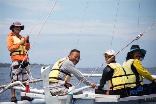 (왼쪽에서 두 번째) 송강호 평화활동가는 바다에서도 평화활동을 할 수 있는 활동가를 양성하기도 한다. 2017년 청년들과 인도네시아에서 요트 훈련을 하는 모습. 이 항해 훈련은 <바람이 우리를 데려다 주리라> 사진집으로 출간되었다.