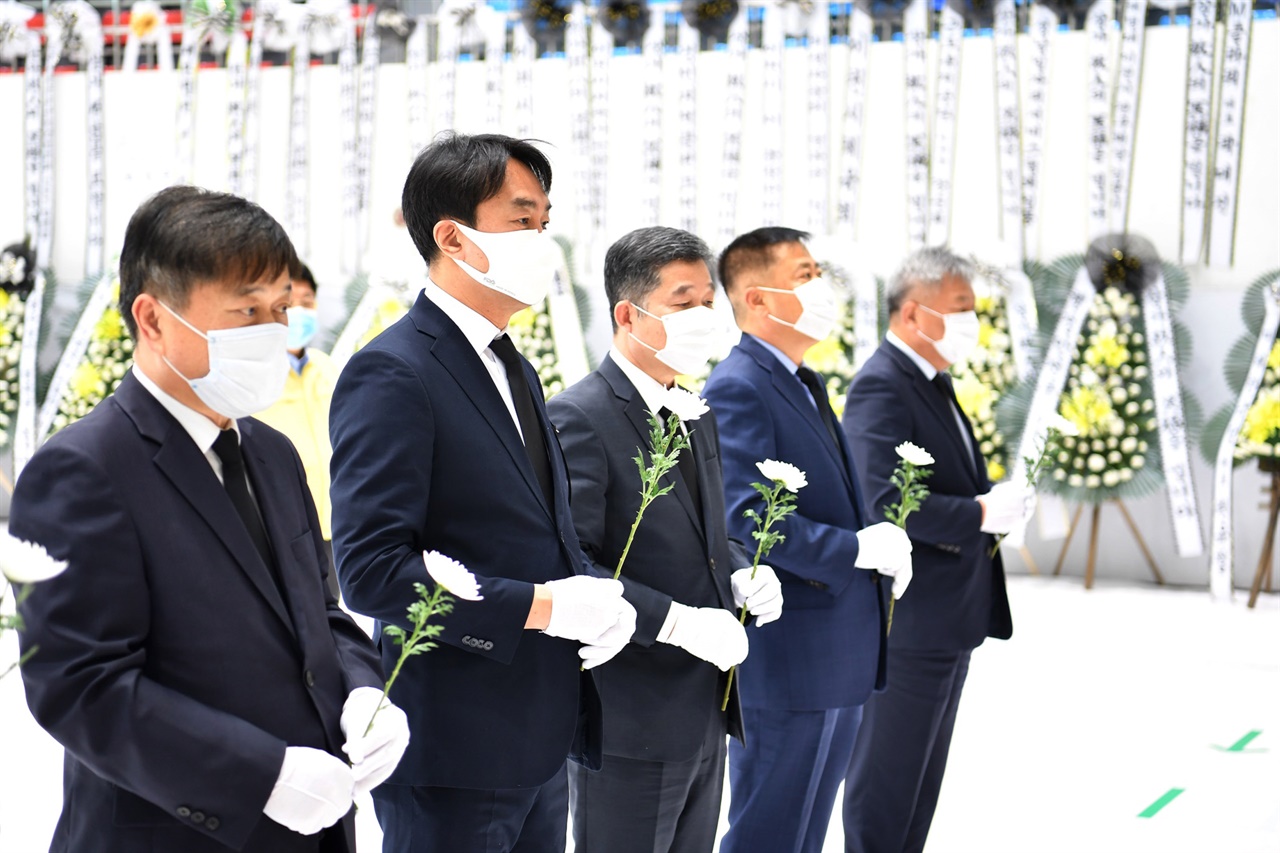  김상호 하남시장은 8일 오전 이천시 창전동 서희청소년문화센터 강당에 마련된 ‘이천 물류창고 공사장 화재 희생자 합동분향소’를 찾아 조문했다.
