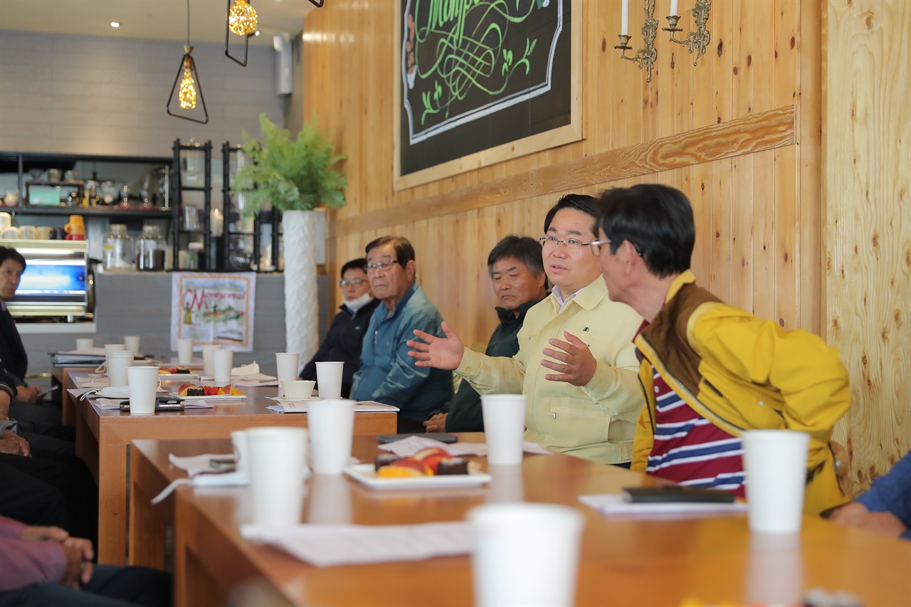 오세현 아산시장이 지난 7일 지중해마을 ‘착한임대인’들과 대화를 나누고 있다. 
