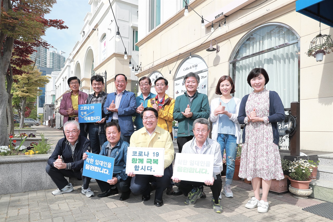 간담회 참석자들의 기념촬영 모습.