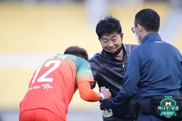 김승대-김병수 감독 서울전에서 1골 1도움을 기록한 김승대가 김병수 감독과 함께 기쁨을 나누고 있다. 