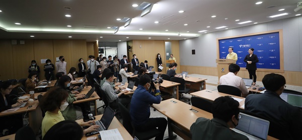 박원순 서울시장이 11일 시청에서 신종 코로나바이러스 감염증(코로나19) 관련 브리핑을 하고 있다.