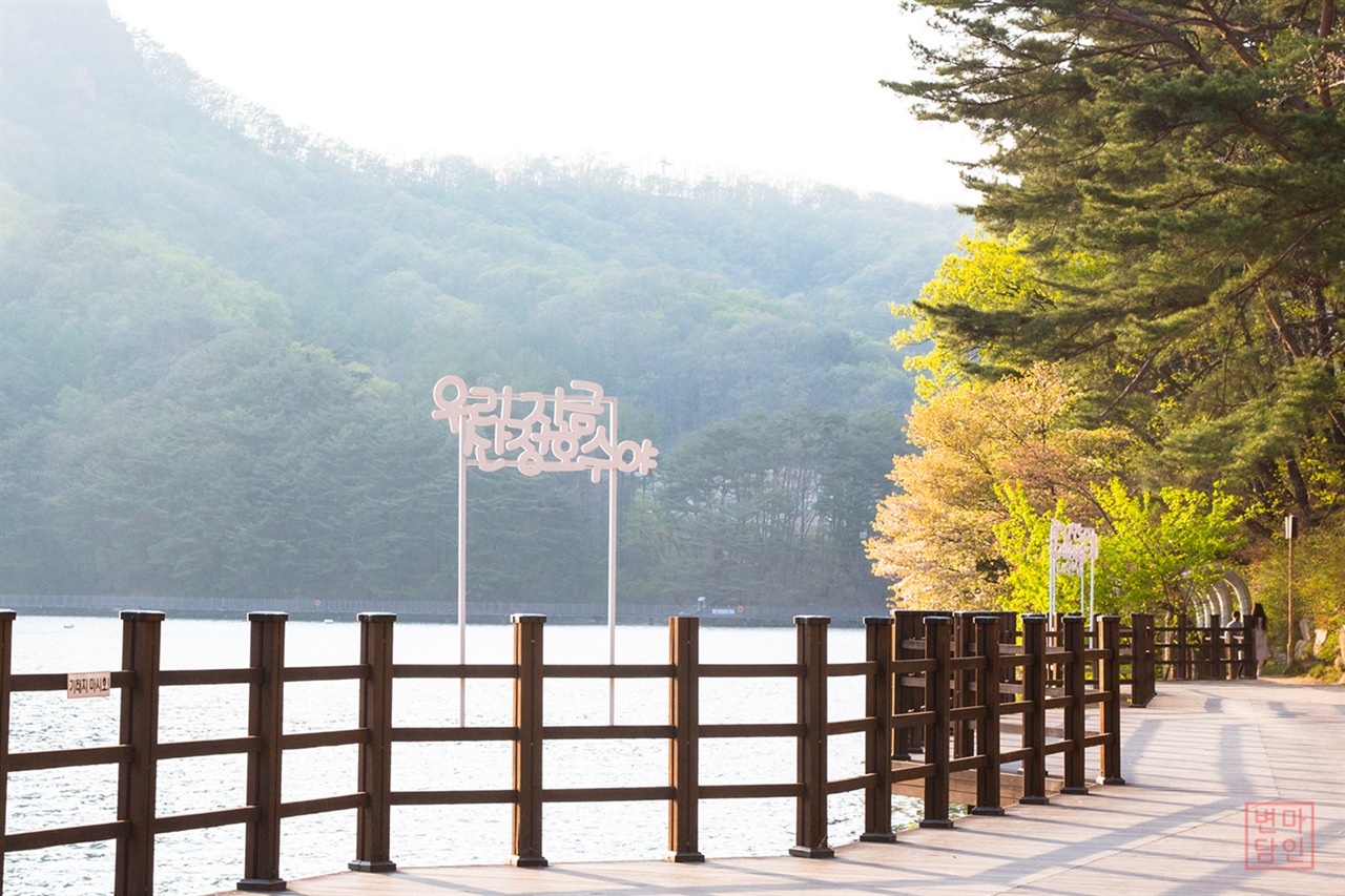 산정호수 둘레길 산정호수 둘레길은 수상 데크길과 수변길과 솔숲길이 있다. 