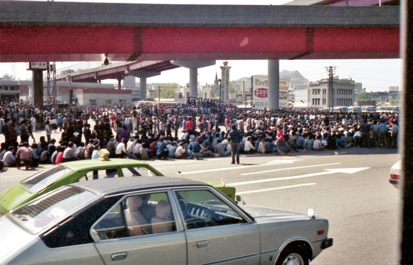 평화봉사단 자격으로 1979년~1981년 한국에 머물렀던 빌 에이머스가 1980년 5월 15일 서울역 인근에서 찍은 사진. 이른바 '서울역 회군'이라 부른 사건이 있었던 날이다. 