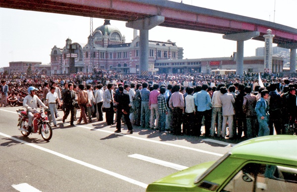 평화봉사단 자격으로 1979년~1981년 한국에 머물렀던 빌 에이머스가 1980년 5월 15일 서울역 인근에서 찍은 사진. 이른바 '서울역 회군'이라 부른 사건이 있었던 날이다. 