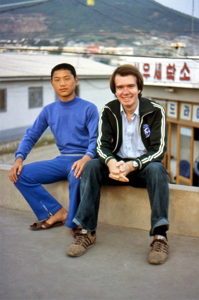 평화봉사단 자격으로 1979년~1981년 한국에 머물렀던 빌 에이머스가 1979년 자신이 근무하던 목포에서 한 학생과 찍은 사진.