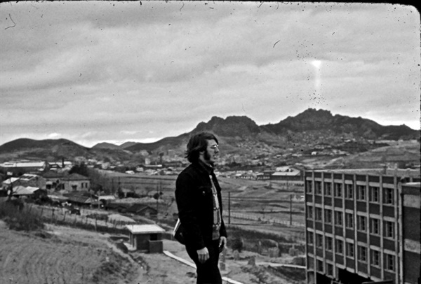 평화봉사단 자격으로 1971년~1974년 광주에 머물렀던 도널드 베이커의 모습이 담긴 사진. 