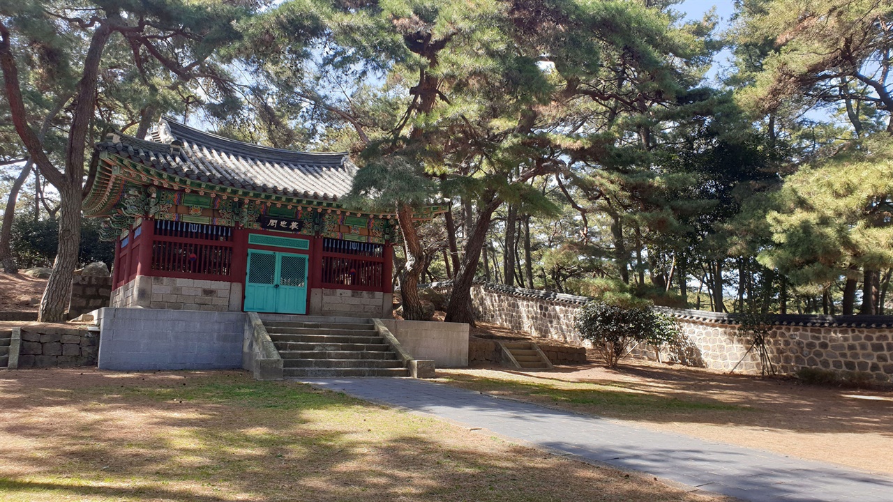  고하도 소나무 숲에 들어서 있는 모충각. 이순신 장군을 모신 사당이다.