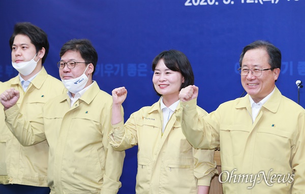 김석준 부산시 교육감과 박인영 부산시의회 의장이 12일 부산시의회 브리핑룸에서 교육재난지원금 지급, 무상교육 확대 등에 대해 발표하고 있다.