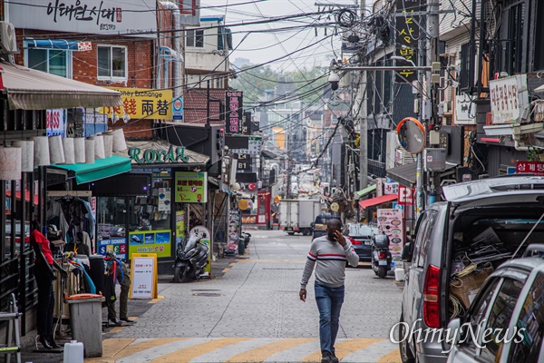  이태원 클럽에서 코로나19환자가 다녀가 확진자가 증가하고 있는 12일 오전 서울 용산구 이태원 클럽 일대가 한산한 모습을 보이고 있다.