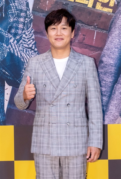 '번외수사' 차태현, 긴장감 제로 장난기 가득 차태현 배우가 12일 오후 온라인으로 진행된 OCN 드라마틱 시네마 <번외수사> 제작발표회에서 포즈를 취하고 있다. <번외수사>는 수단 방법 가리지 않고, 범인 잡는 꼴통 형사와 한 방을 노리는 열혈 PD를 앞세운 다섯 아웃사이더들의 범죄소탕 오락액션 드라마다. 23일 토요일 오후 10시 50분 첫 방송.