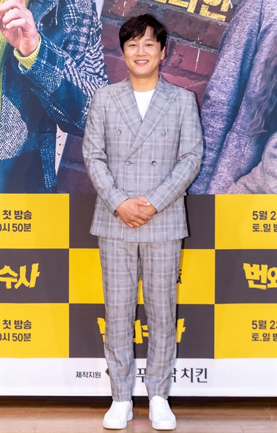 '번외수사' 차태현, 긴장감 제로 장난기 가득 차태현 배우가 12일 오후 온라인으로 진행된 OCN 드라마틱 시네마 <번외수사> 제작발표회에서 포즈를 취하고 있다. <번외수사>는 수단 방법 가리지 않고, 범인 잡는 꼴통 형사와 한 방을 노리는 열혈 PD를 앞세운 다섯 아웃사이더들의 범죄소탕 오락액션 드라마다. 23일 토요일 오후 10시 50분 첫 방송.