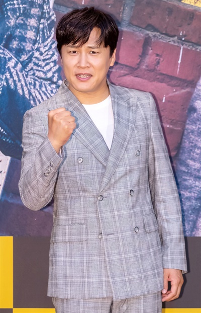 '번외수사' 차태현, 긴장감 제로 장난기 가득 차태현 배우가 12일 오후 온라인으로 진행된 OCN 드라마틱 시네마 <번외수사> 제작발표회에서 포즈를 취하고 있다. <번외수사>는 수단 방법 가리지 않고, 범인 잡는 꼴통 형사와 한 방을 노리는 열혈 PD를 앞세운 다섯 아웃사이더들의 범죄소탕 오락액션 드라마다. 23일 토요일 오후 10시 50분 첫 방송.