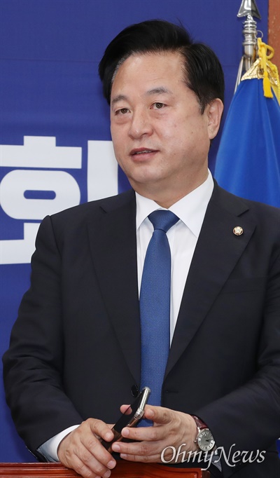 더불어민주당 김두관 의원이 12일 오전 서울 여의도 국회에서 열린 중앙위원회의에 참석하고 있다.  