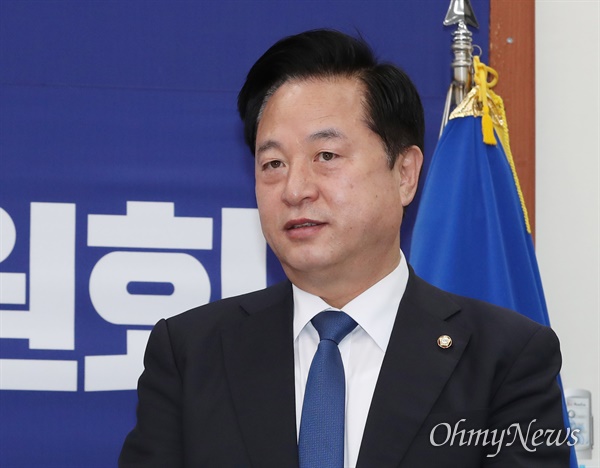 더불어민주당 김두관 의원이 12일 오전 서울 여의도 국회에서 열린 중앙위원회의에 참석하고 있다.