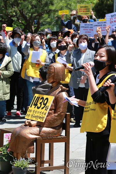 13일 오후 서울 종로구 일본대사관앞에서 일본군성노예제 문제해결을 위한 1439차 정기 수요시위가 코로나19 사태로 인해 온라인중계로 진행됐다.