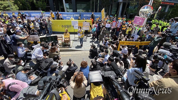 이나영 정의기억연대 이사장이 13일 오후 서울 종로구 일본대사관앞에서 열린 일본군성노예제 문제해결을 위한 1439차 정기 수요시위에서 발언하고 있다.