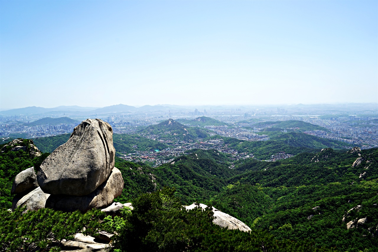 문수봉의 두꺼비바위와 서울시내 풍경