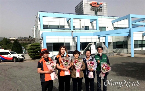 오랜 투쟁하다 정규직 첫 출근하는 요금수납원들이 5월 14일 한국도로공사 산청지사 앞에서 동료들로부터 꽃다발을 받았다.