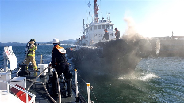 13일 오후 4시 50분경 창원진해 잠도 서방 0.2해리 인근 해상에서 용접 작업 중이던 선박(121톤, 예인선)에서 화재가 발생했다.
