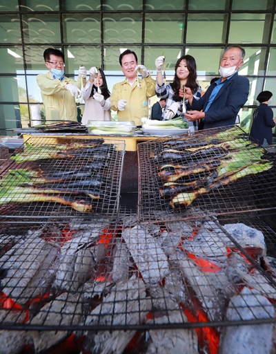  13일 함양농업기술센터에서 '구워먹는 함양파' 시식회가 열렸다.