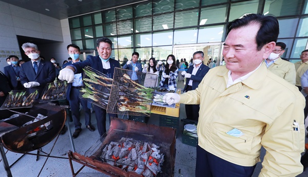 13일 함양농업기술센터에서 '구워먹는 함양파' 시식회가 열렸다.