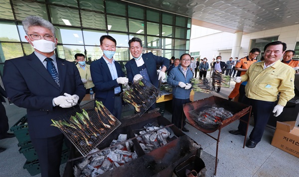 13일 함양농업기술센터에서 '구워먹는 함양파' 시식회가 열렸다.