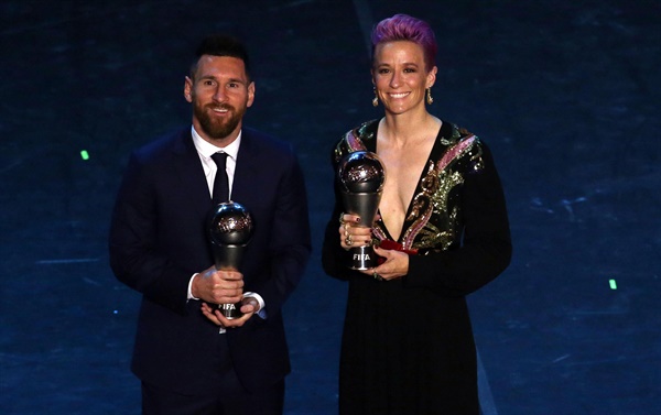  '더 베스트 FIFA 풋볼 어워즈 2019'에서 올해의 남녀 선수상을 받은 리오넬 메시(왼쪽)와 메건 래피노.
