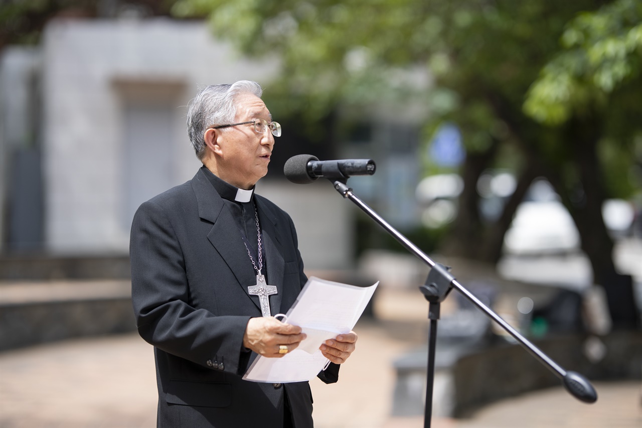 4일 경기도청 앞 도민쉼터에서 열린 5.18민주화운동 40주년 기념 ‘오월 걸상’ 제막행사에서 인사말을 전하고 있는 김희중 대주교