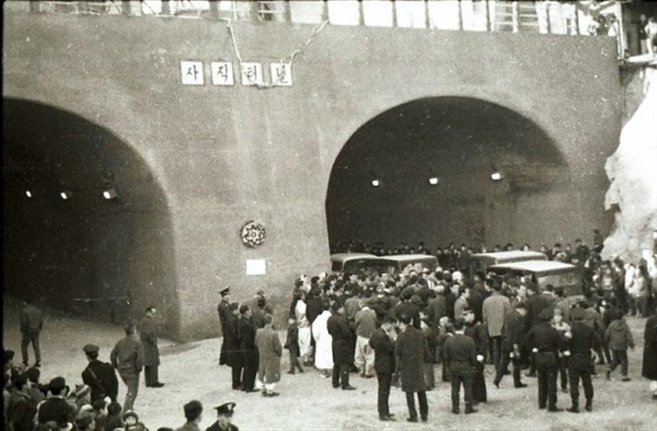 1967년 사직터널이 개통했을 때의 모습. 당시 김현옥 서울시장을 비롯한 관계자와 주민들이 참석한 가운데 개통식이 성대하게 열렸다.