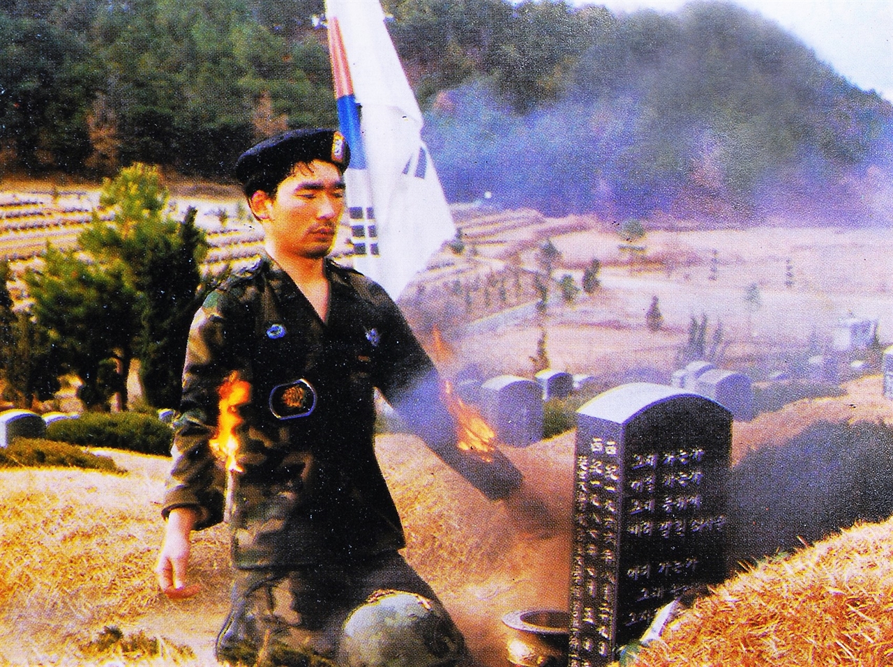  <황무지>의 한 장면. 망월동 묘지에서 분신하는 공수부대원