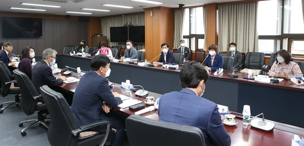 박종훈 교육감은 15일 경남도교육청에서 교육 관련 단체 대표자들과 간담회를 가졌다.