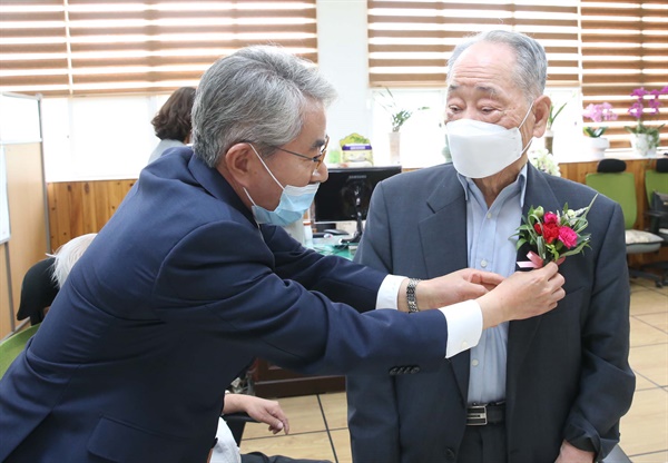  박종훈 경남도교육감은 14일 모교인 마산중학교를 찾아 학창시설 은사들을 모시고 감사의 시간을 가졌다.