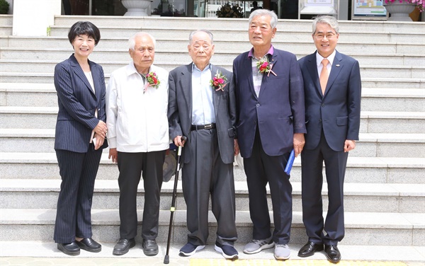  박종훈 경남도교육감은 14일 모교인 마산중학교를 찾아 학창시설 은사들을 모시고 감사의 시간을 가졌다.