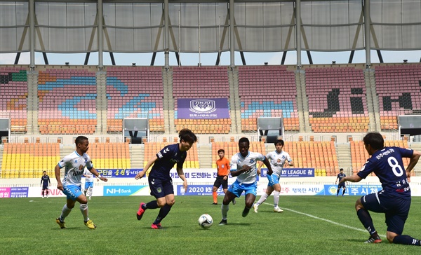  5월 16일 진주종합경기장 벌어진 2020 K4리그의 진주시민축구단과 충주시민축구단의 경기.