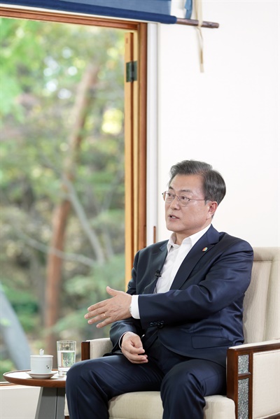 문재인 대통령이 12일 청와대 상춘재에서 올해로 40주년을 맞은 5·18 민주화 운동과 관련해 광주 MBC와 인터뷰 하고 있다. (청와대 제공)