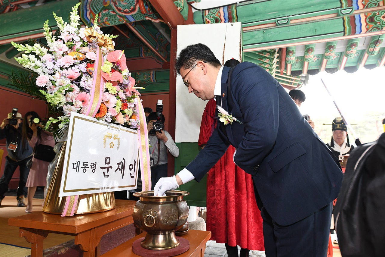 세종대왕 탄신 숭모제전에 참석하여 헌화와 분향하는 박양우 문체부 장관. 