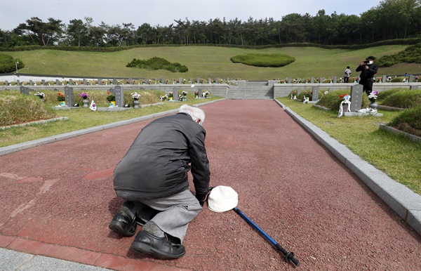 5·18 민주화운동 40주년을 맞은 18일 오전 광주 북구 운정동 국립 5·18민주묘지를 찾은 추모객이 열사 묘소에 큰절하고 있다.