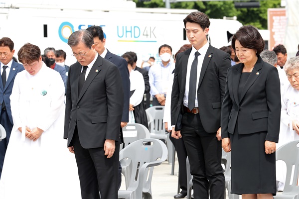 문재인 대통령과 부인 김정숙 여사가 18일 오전 광주광역시 동구 옛 전남도청 앞에서 열린 제40주년 5·18 민주화운동 기념식에 참석해 순국선열 및 호국영령, 5·18민주화운동 희생 영령에 대한 묵념을 하고 있다.