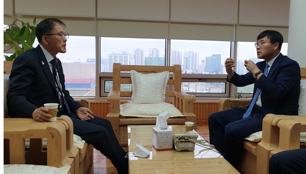 변광용 경남 거제시장이 박종호 산림청장을 만나 대화를 나누고 있다.