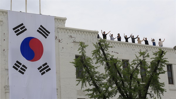 5·18 민주화운동 40주년 기념일인 18일 오전 광주 동구 옛 전남도청 앞 5·18 민주광장에서 열린 기념식에서 기념 공연이 펼쳐지고 있다. 2020.5.18